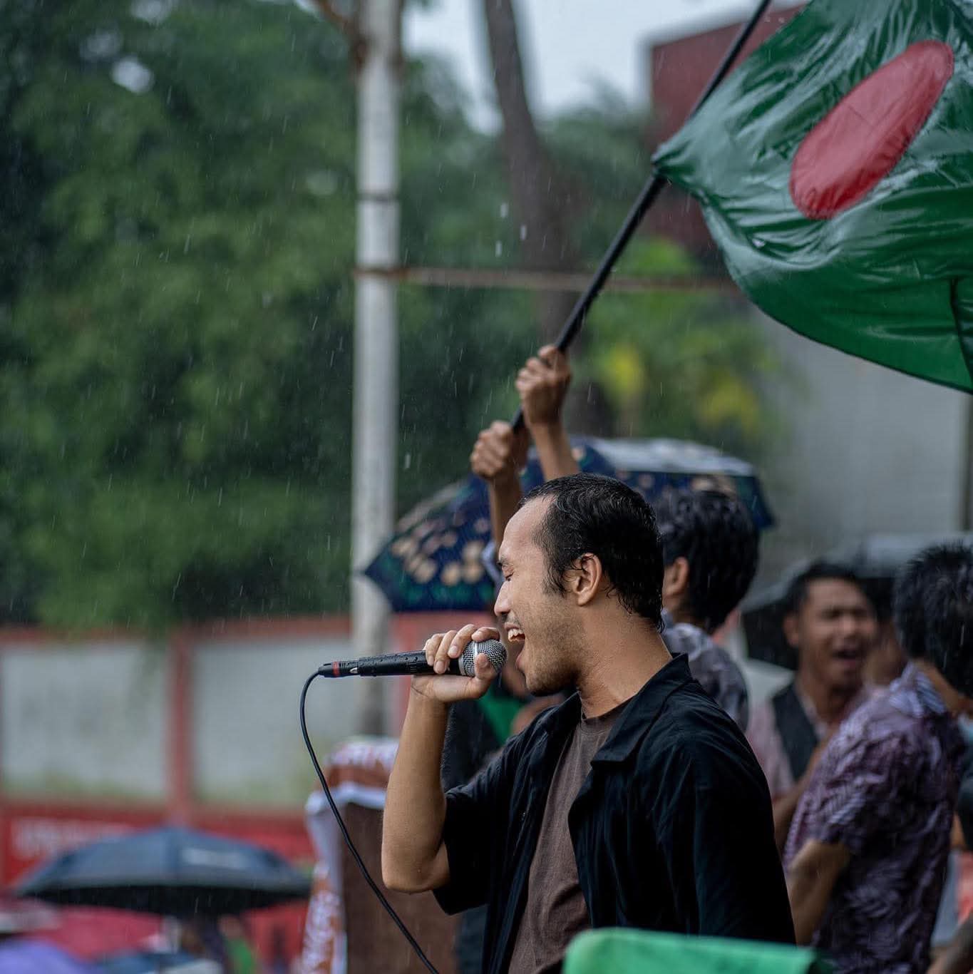 Singing in the rain at fundraiser concert for flood-affected communities